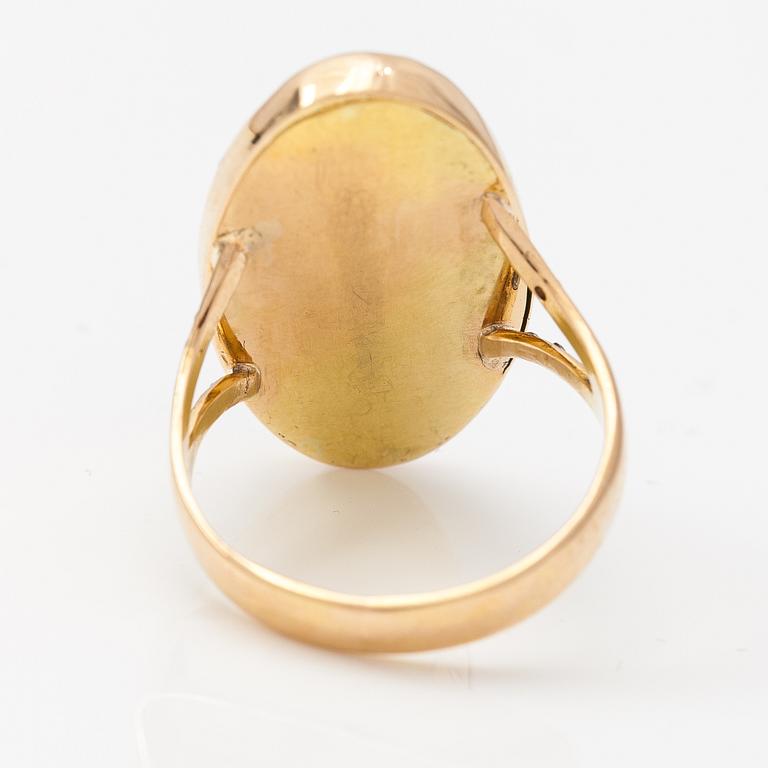 An 18K gold ring witha nefrite and diamonds ca. 0.01 ct in total. Lagercrantz Jewellery, Tammisaari 2005.