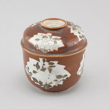 A chinese porcelian lided jar, 18th century.