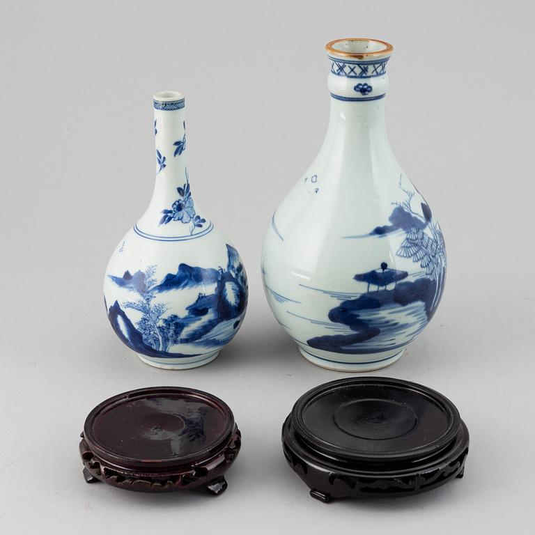 Two blue and white vases, Qing dynasty, 18th/19th Century.