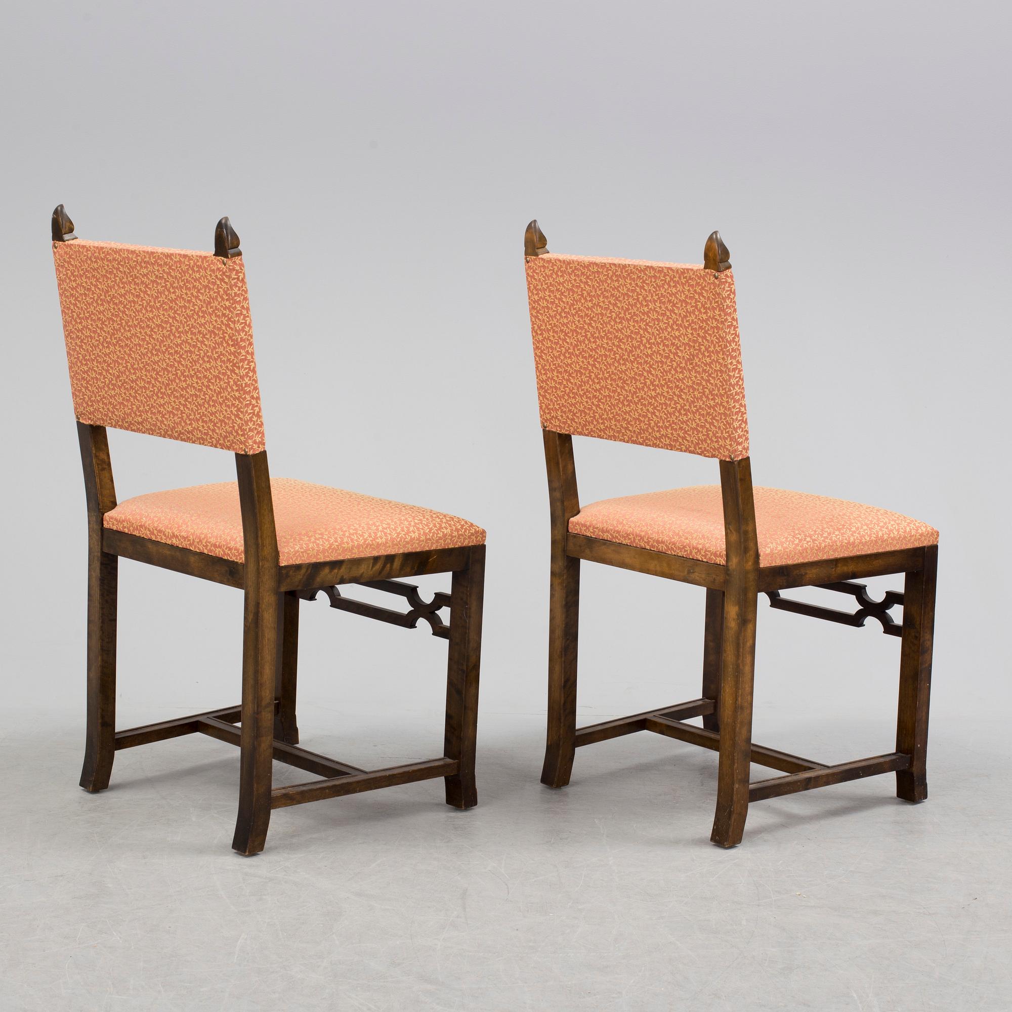 A 1920´s dinner table and six chairs probably designed by Axel Einar Hjorth for AB Svenska möbelfabriken Bodafors.