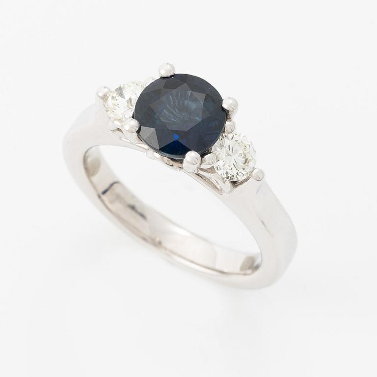 Ring 18K white gold with sapphire and brilliant-cut diamonds.