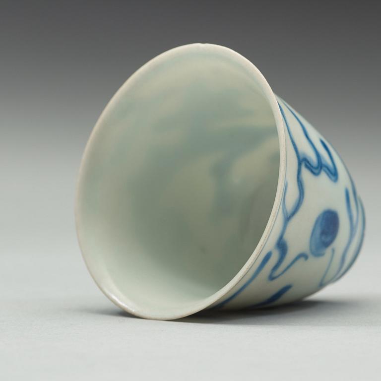 A blue and white cup, Transition, 17th Century.