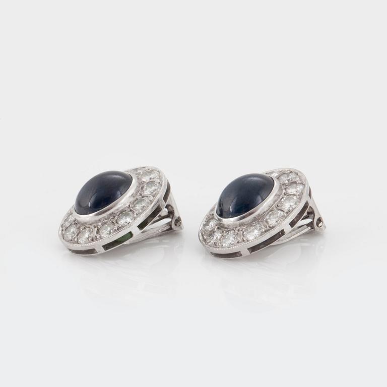 ÖRHÄNGEN med cabochonslipade safirer samt briljantslipade diamanter.