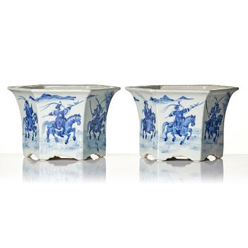 A pair of blue and white jardinieres, Qing dynasty, 19th century.