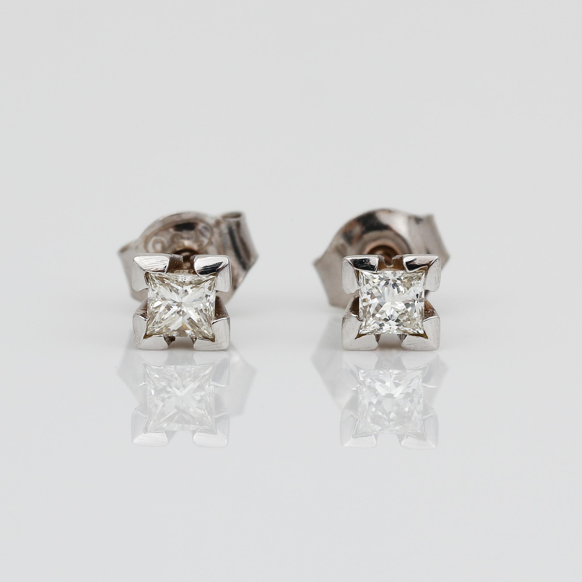 ÖRHÄNGEN, ett par, 18K vitguld med prinsesslipade diamanter tot ca 0,36 ct. Vikt 1,26 gram.