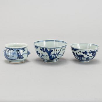 Two blue and white bowls and a censer, Ming dynasty (1368-1644).