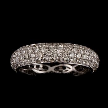 RING, 18k vitguld med 144 briljantslipade diamanter, totalt 2.20 ct. Vikt 3 g.