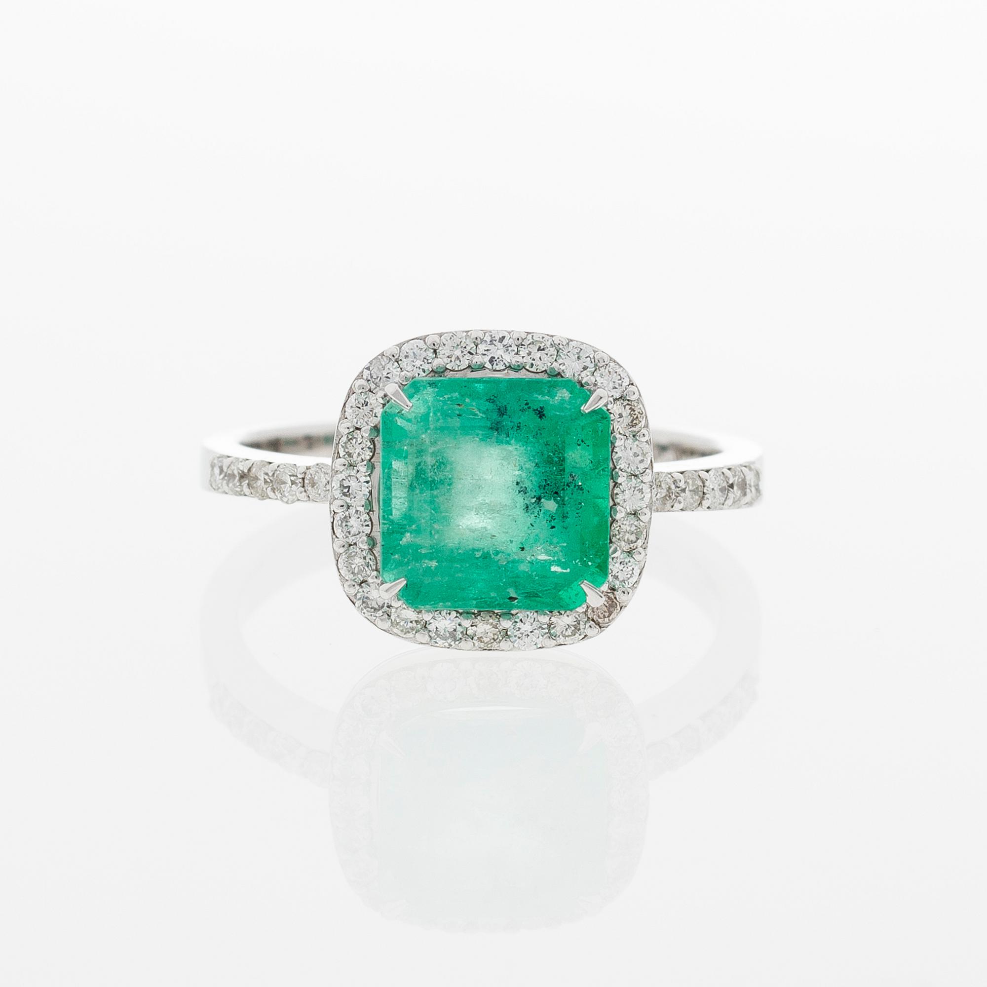 A RING, facetted emerald, brilliant cut diamonds, 14K white gold.