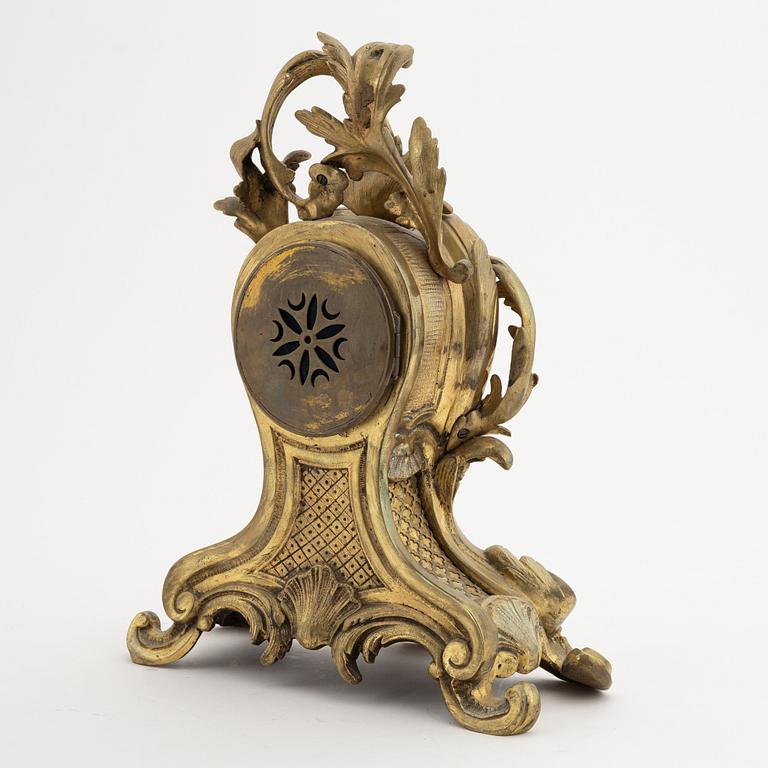 Bordsur, mässing, rokokostil, omkring 1900.