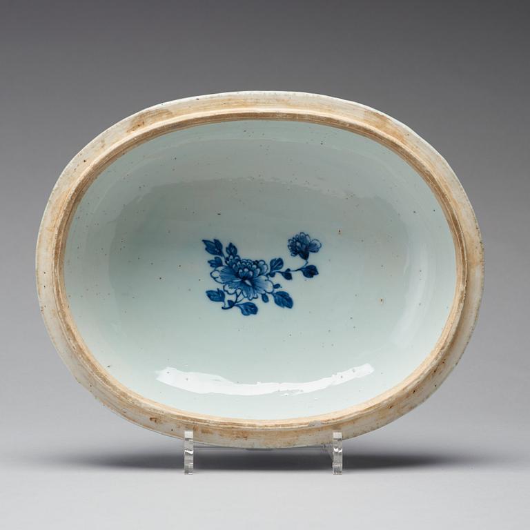 A blue and white tureen with cover, Qing dynasty, Qianlong (1736-95).