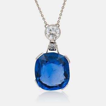 An 8.69 ct Ceylon sapphire and diamond necklace. Total carat weight of diamonds 0.37 ct.