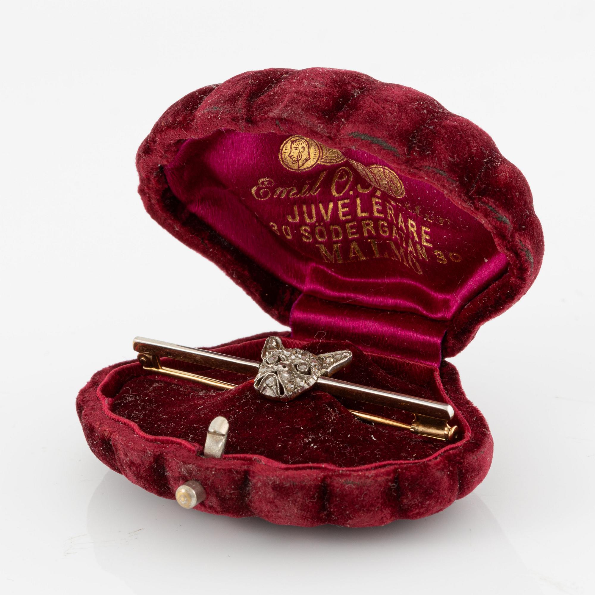 Brooch, gold in the form of a cat with rose-cut diamonds.