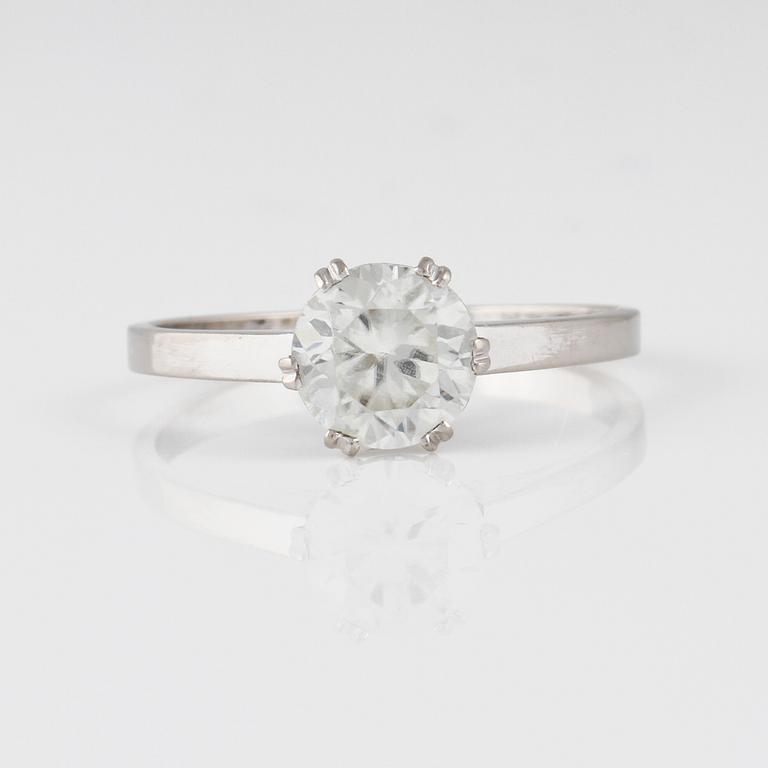 RING, 18K vitguld med fasettslipad vit sten, Trege, Göteborg, 1955. Vikt 2,4 gram.