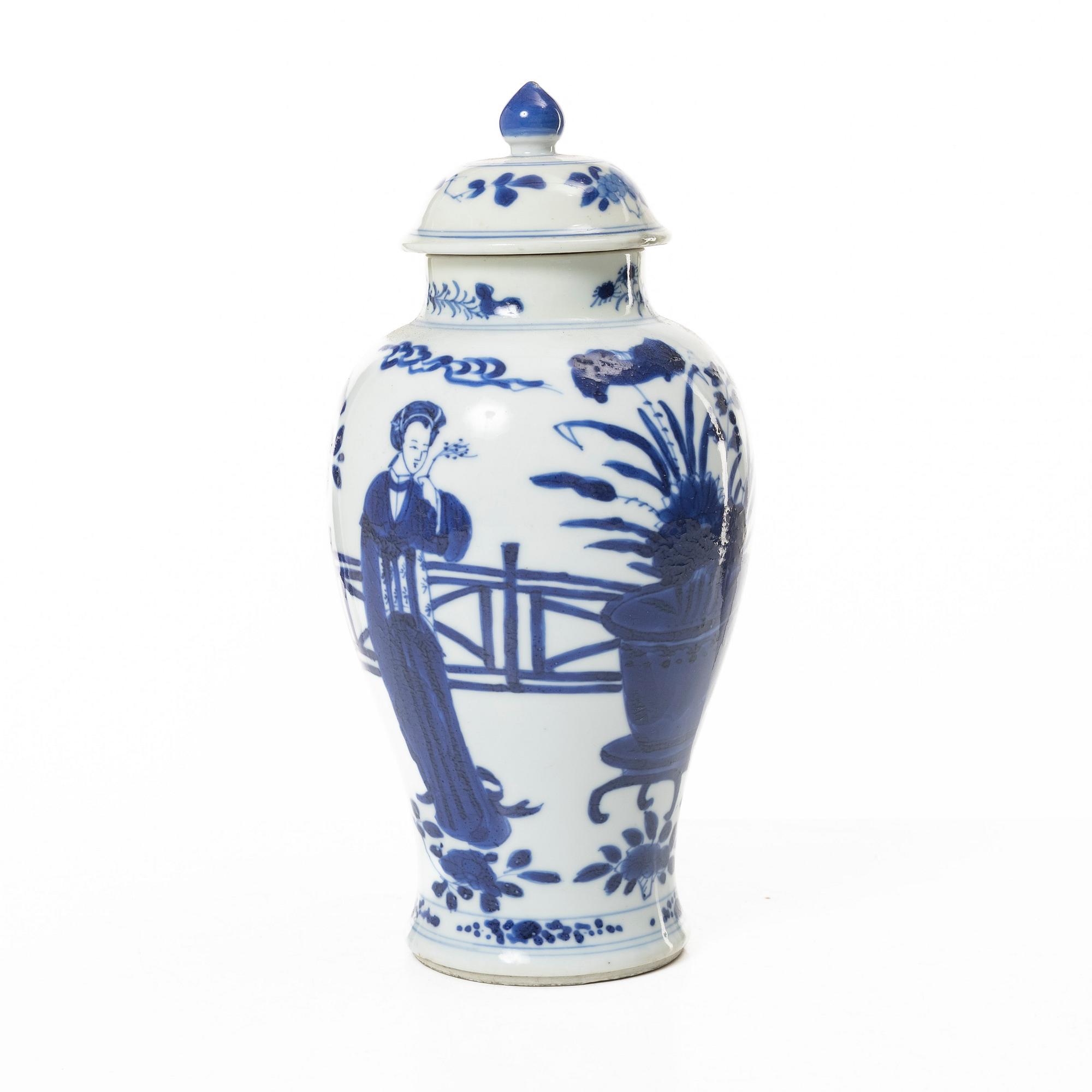 A Chinese blue and white porcelain vase with cover, Qing dynasty, Kangxi (1662-1722).