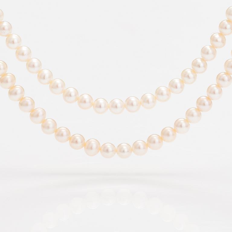 A two-strand pearl collier ja sterlinghopeaa.