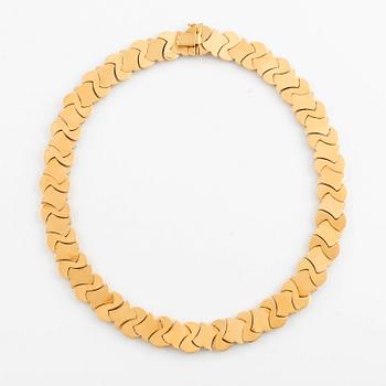 An 18K two coloured gold necklace.