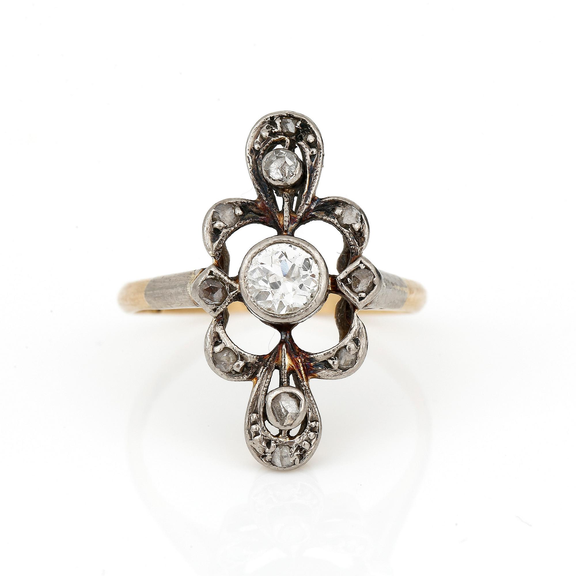 RING, 18K guld med olikslipade diamanter, troligen K Larson, Stockholm, 1900-talets första hälft. Total vikt ca 3,23 g.