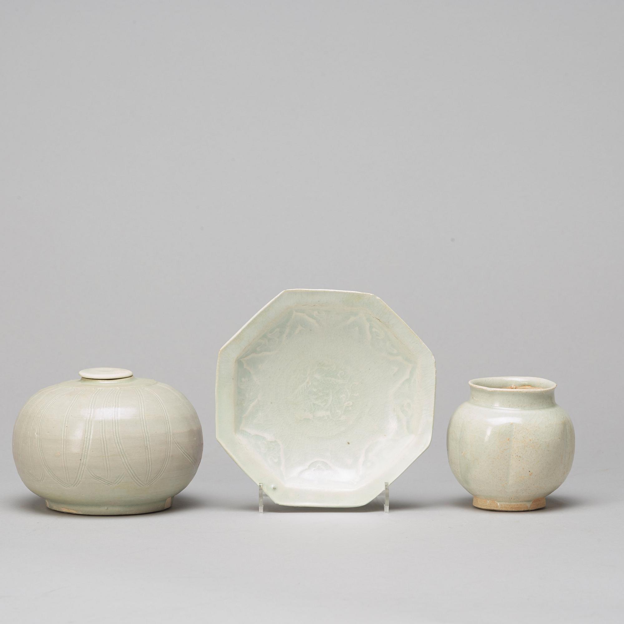 KRUKA med LOCK, URNA samt FAT, porslin. Sydostasien, Sawankhalok, presumably 1400/1600-tal.