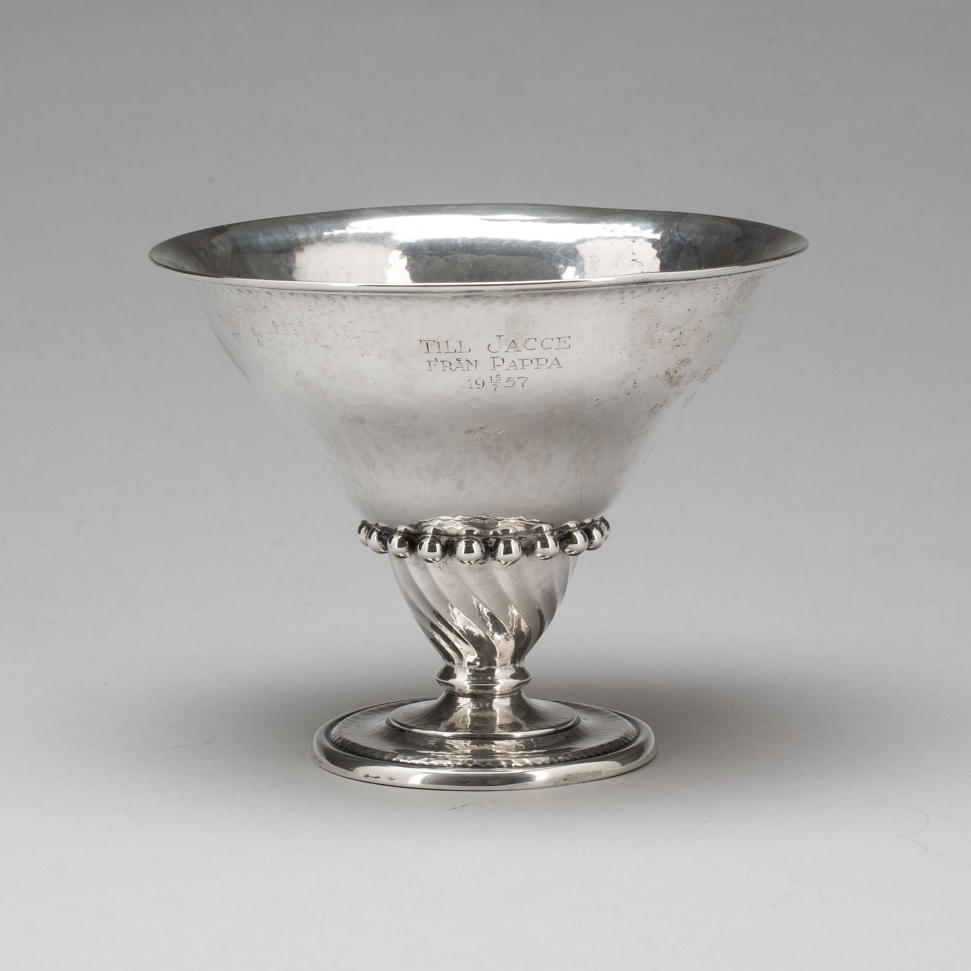 SKÅL PÅ FOT, silver. G F Hallengren, Malmö, 1923. 355g.