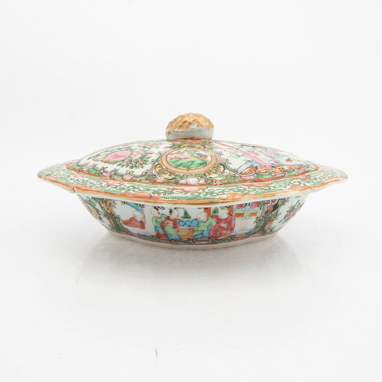 A set of two teapots and one serving dish Kanton China alter part of the 19th century.