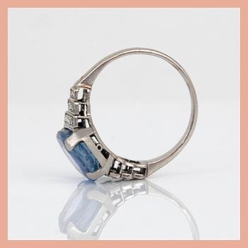 RING, troligen platina med ovalslipad ljusblå safir, ca 3,20 ct och små diamanter, tot ca 0,18 ct. Total vikt ca 4,61 g.