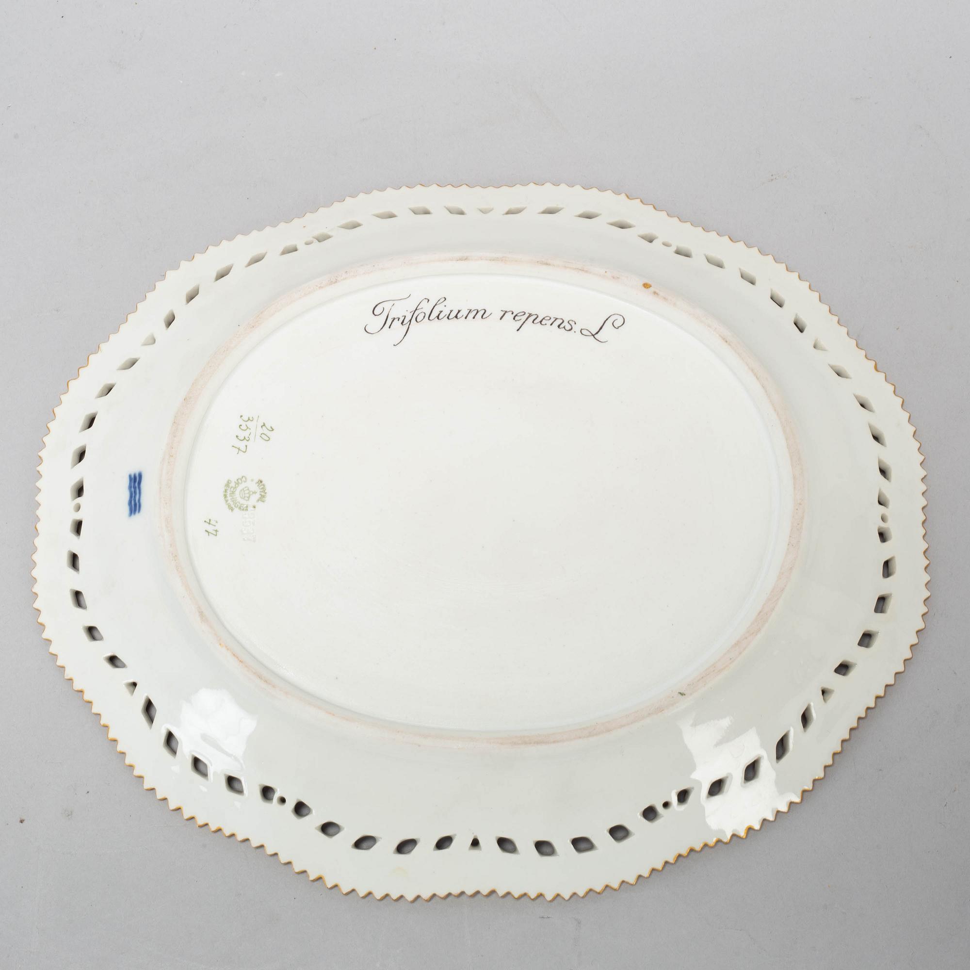 GALLERKORG med FAT, porslin. Royal Copenhagen, "Flora Danica", Danmark, 1900-tal.