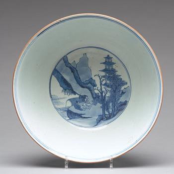 A large blue and white bowl, Transition, 17th century.