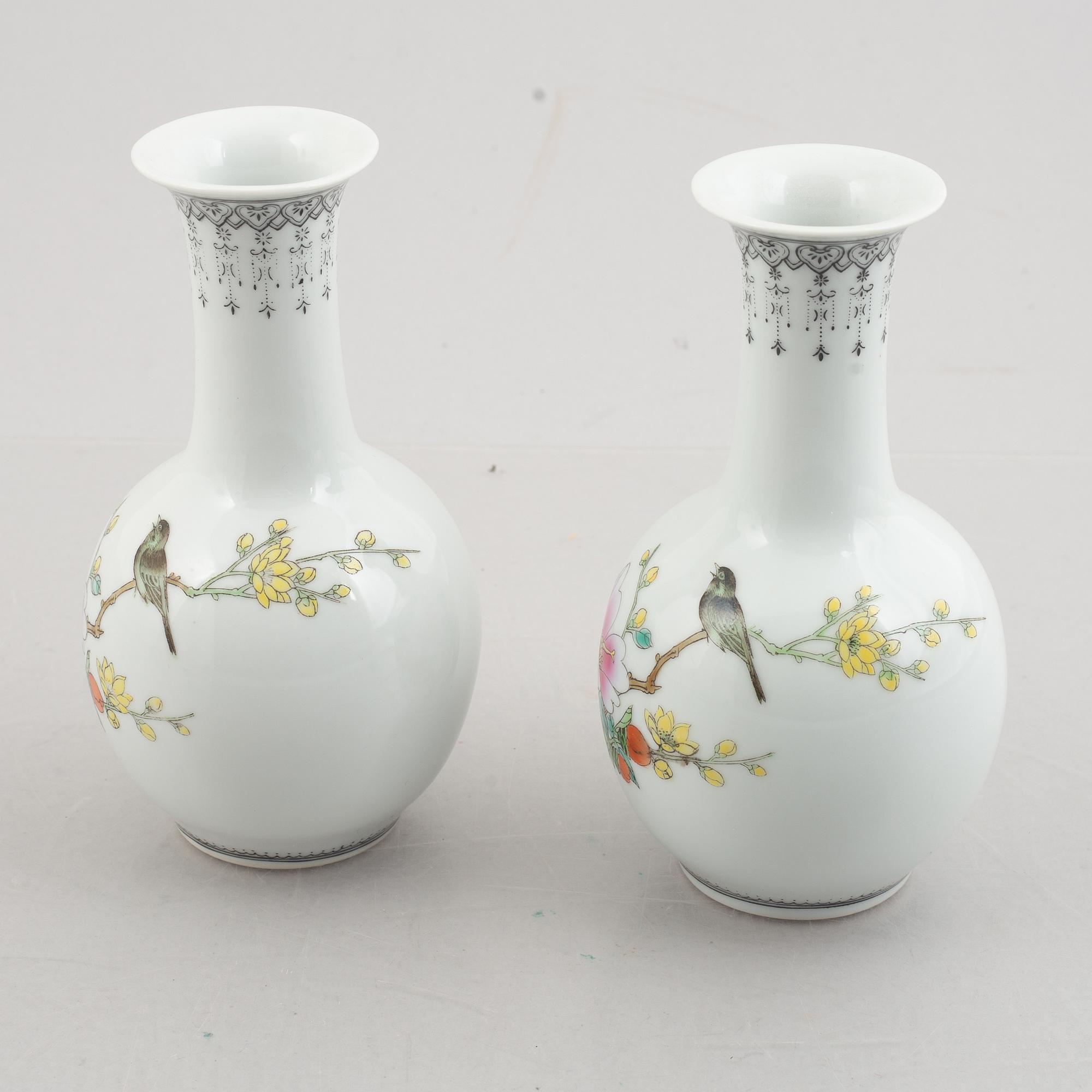 A pair of Chinese porcelain vases, 20th Century.