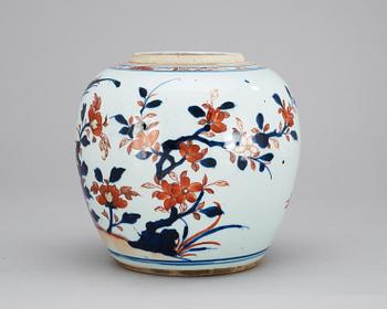 An imari jar. Qing dynasty, 18th century.