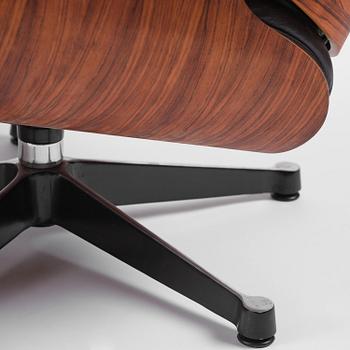 Charles & Ray Eames, an "Eames Lounge Chair" with ottoman, Vitra, late 1900s.