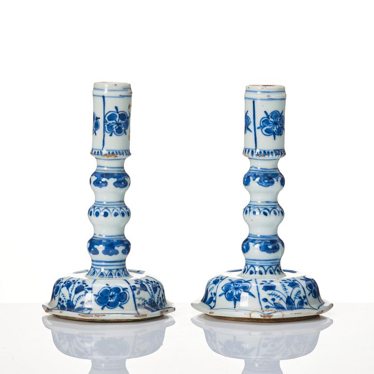 A pair of blue and white candles sticks/covers, Qing dynasty, Kangxi (1662-1722).