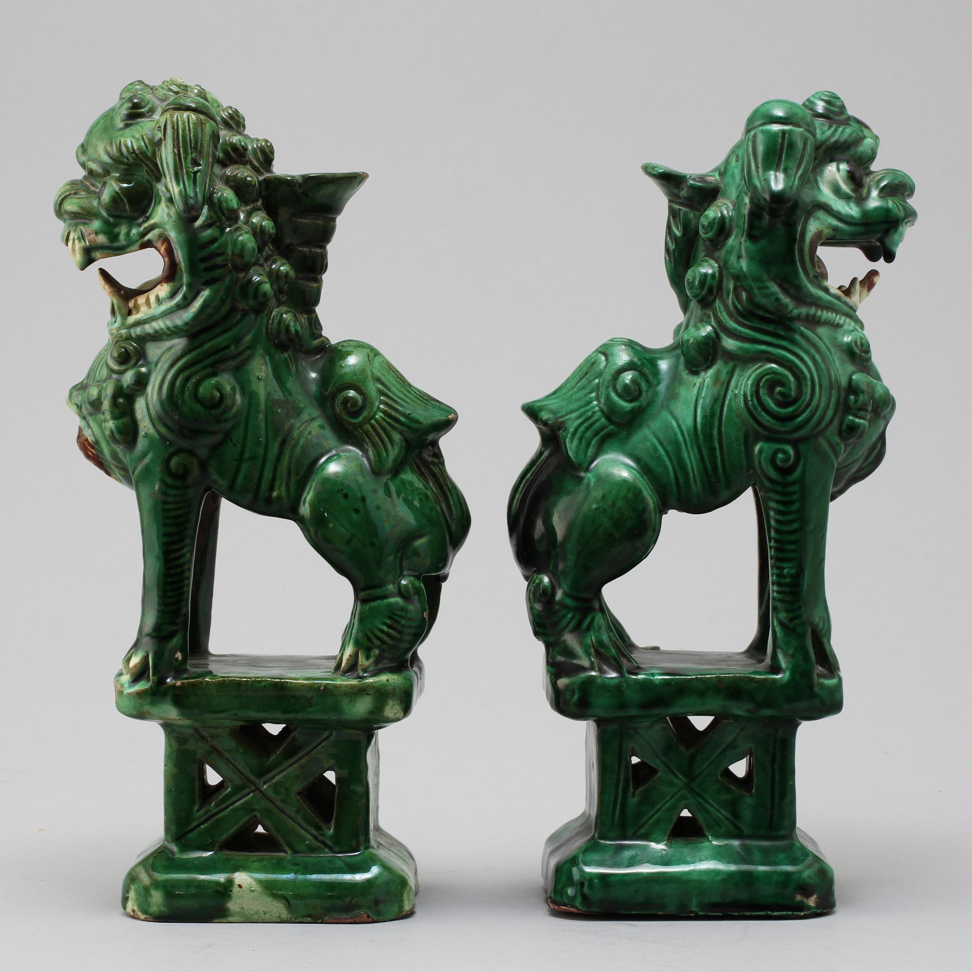 FOHUNDAR, 2 st snarlika, porslin, Kina, 1800 respektive 1900-tal.