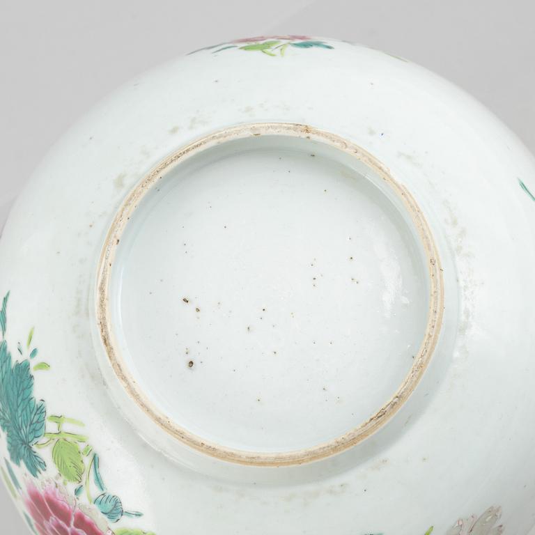 A Chinese export porcelain bowl, Qing dynasty, Qianlong (1736-95).