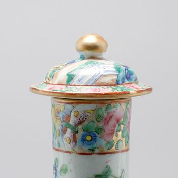 LOCKURNA, porslin, Kina, sent 1800-tal.