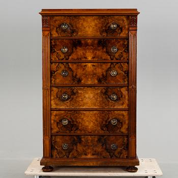 HERRBYRÅ, nyrenässans, 1800-talets slut.