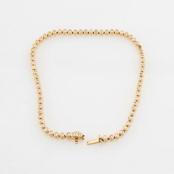 Tennis bracelet in 18K gold with round brilliant-cut diamonds.