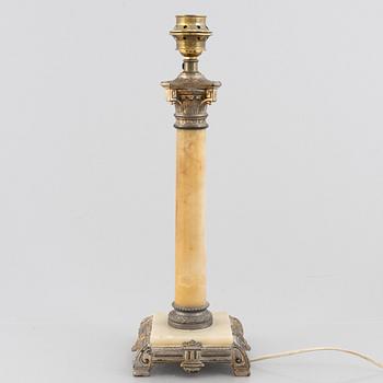 Bordslampa, 1900-talets första hälft. Empirestil.