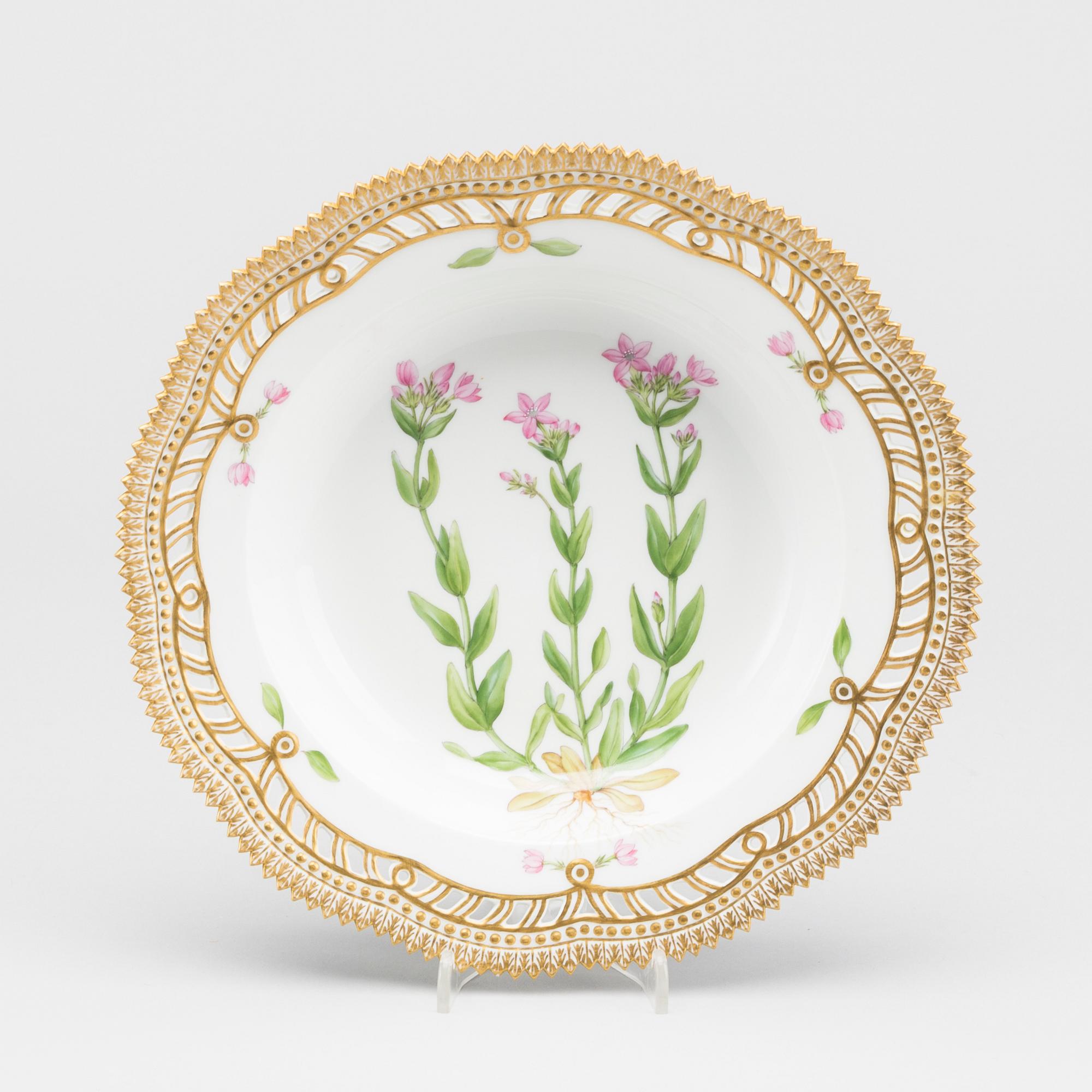 A "FLORA DANICA" PLATE, porcelain, model no 20/3547, Royal Copenhagen (1898-1923).