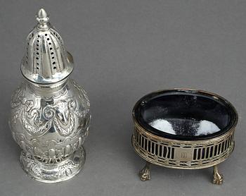 SOCKERRUSKA samt SALTKAR, silver, Sverige samt England, 1900-talets första hälft. Vikt ca 216 gram.