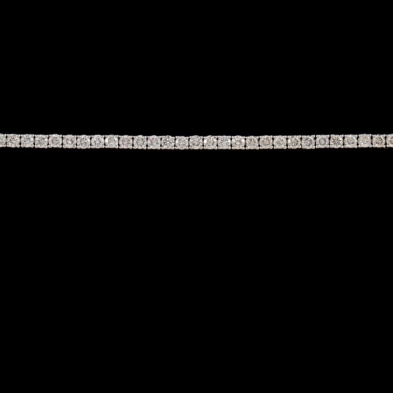 ARMBAND, 18k vitguld med 77 briljantslipade diamanter, 3.46 ct. Vikt 10 g.