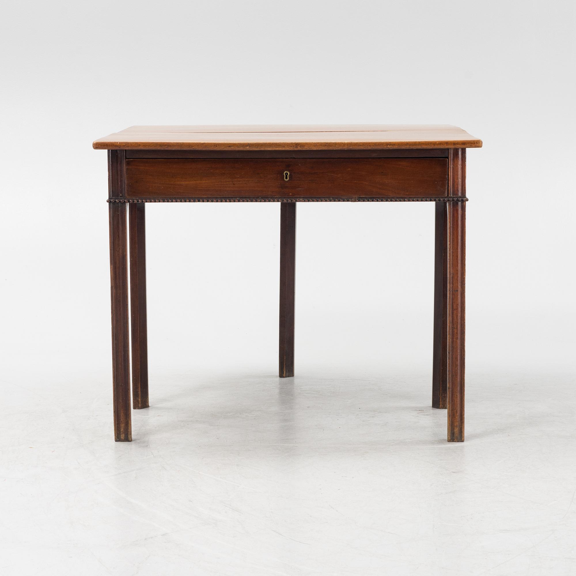 A mahogany veneer card table, late 18th century.