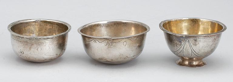 TUMLARE, silver, 3 st, bl a, A Rosén, Göteborg, 1800, samt L Öberg, Eskilstuna (1773-1817). Tot vikt 52 gram.