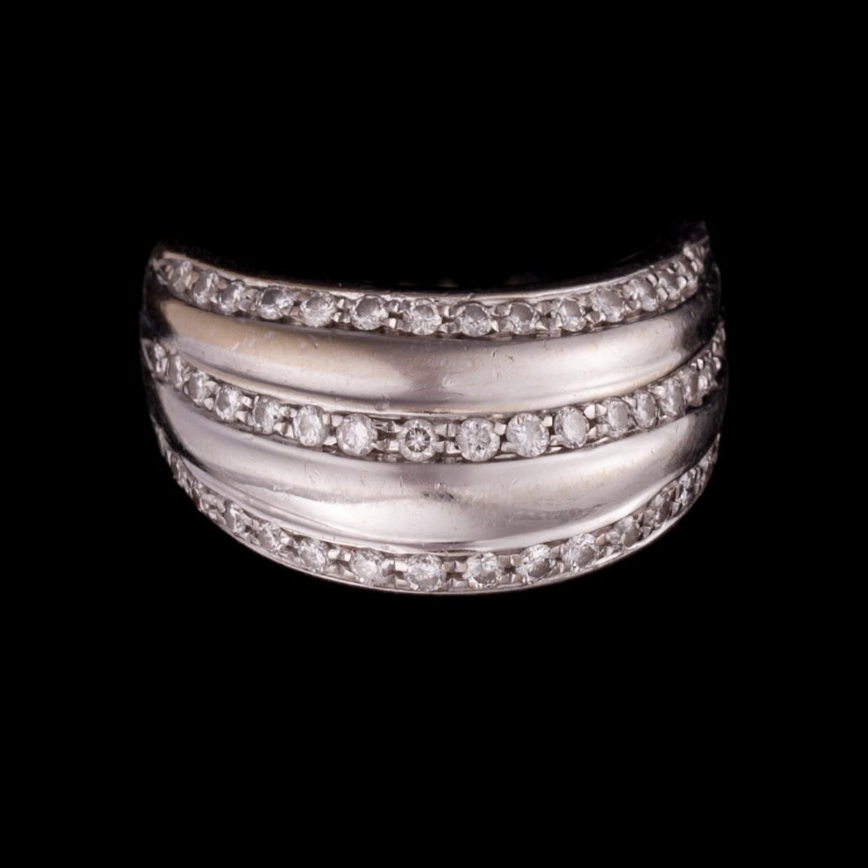 RING, 18K vitguld, diamanter. Vikt ca 9,3 g.