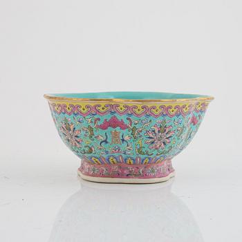 A porcelain bowl, China, around 1900.