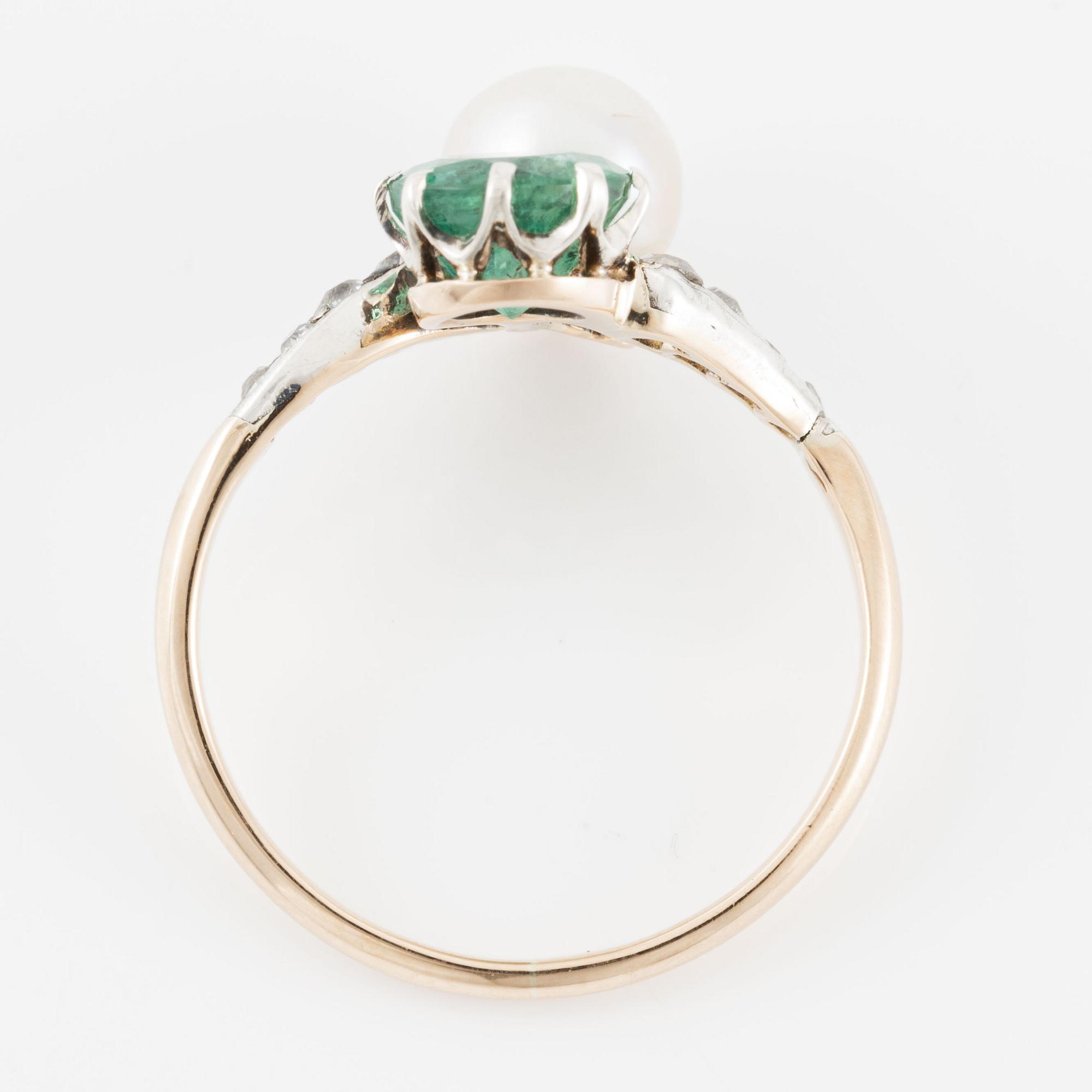 Ring 14K gold with emerald and cultured pearl, as well as old-cut diamonds.