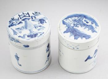 LOCKBURKAR, 2 st, porslin, Kina, sannolikt 1800-tal.