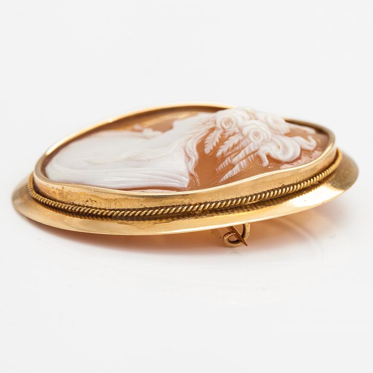 An 18K gold and cameo brooch. Oskar Lindroos, Helsinki 1916.