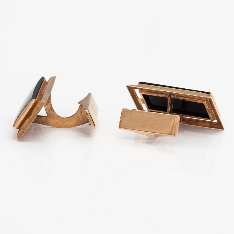 A pair of 14K ogld cufflinks with onyxes. Nummilan Koru, Turku 1967.