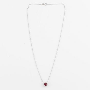 18K white gold necklace with ruby and brilliant-cut diamonds.