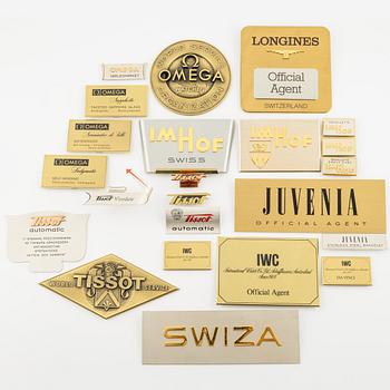 Parti med butiksskyltar och agentplaketter från schweiziska klocktillverkare.